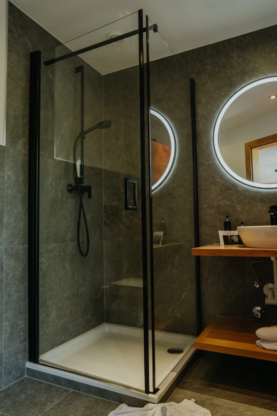 Modernes Bad mit verglaster Dusche im LONCIUM
