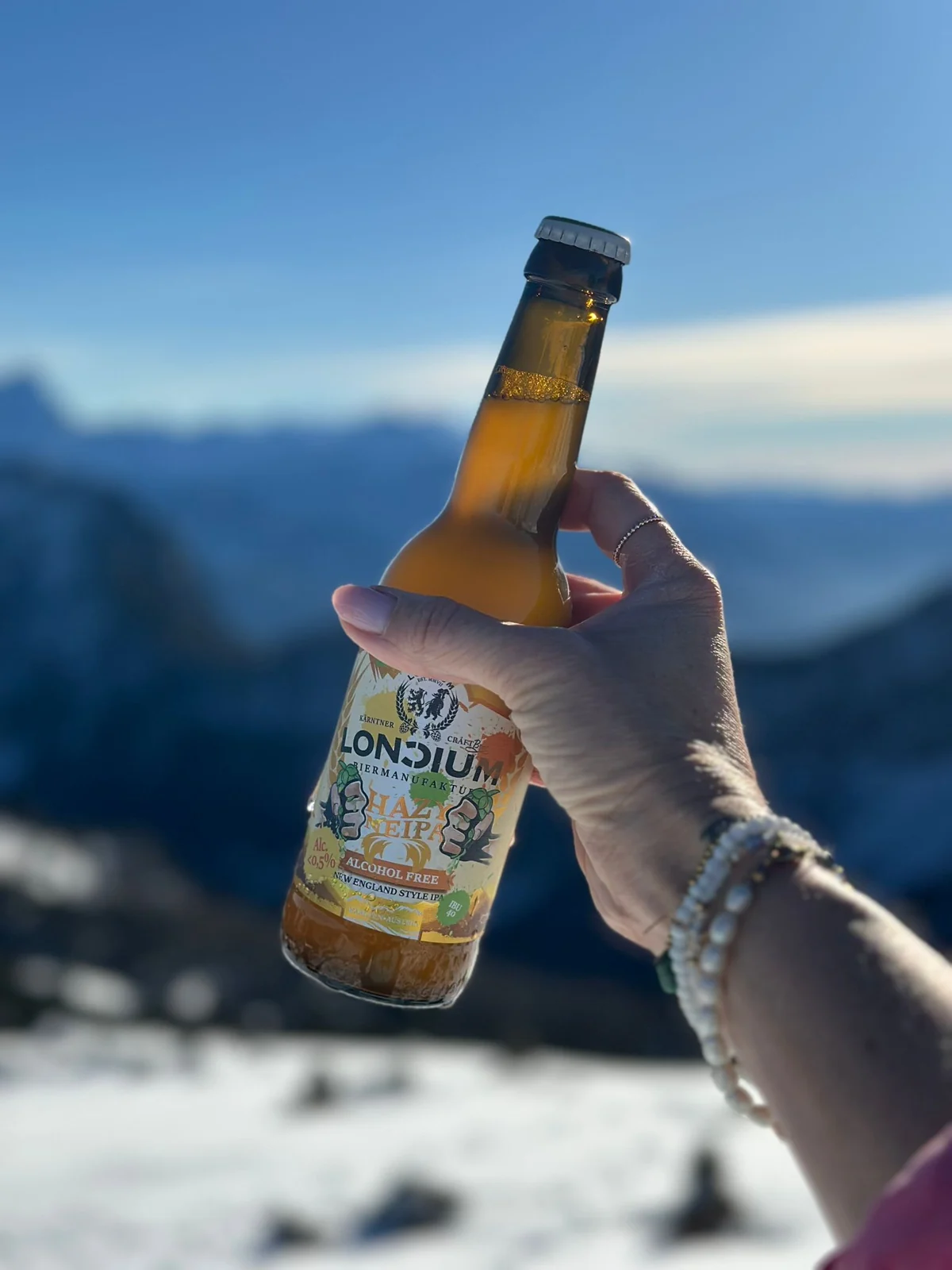 Alkoholfreies LONCIUM Hazy NEIPA vor einer Bergkulisse
