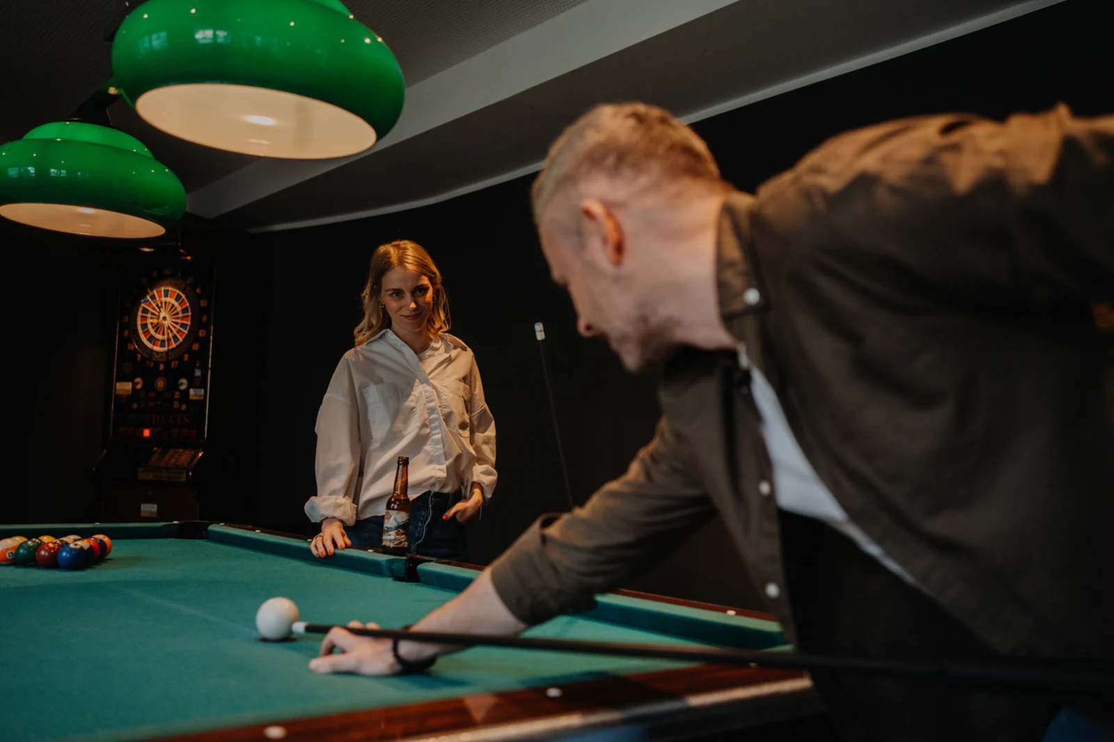 Zwei Gäste spielen gemeinsam Billard
