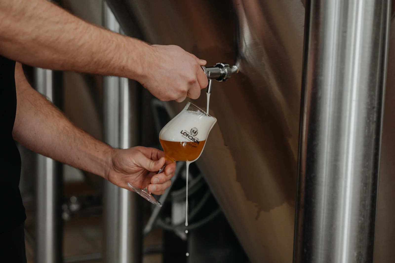 Bier wird direkt am Brautank ins Glas gezapft