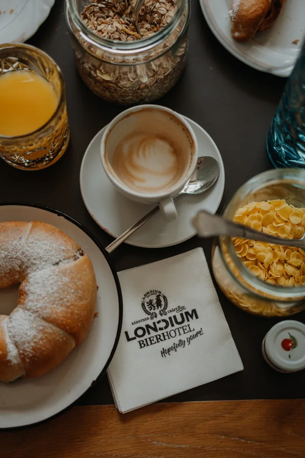 Frühstück mit Kaffee, Gugelhupf und Cornflakes