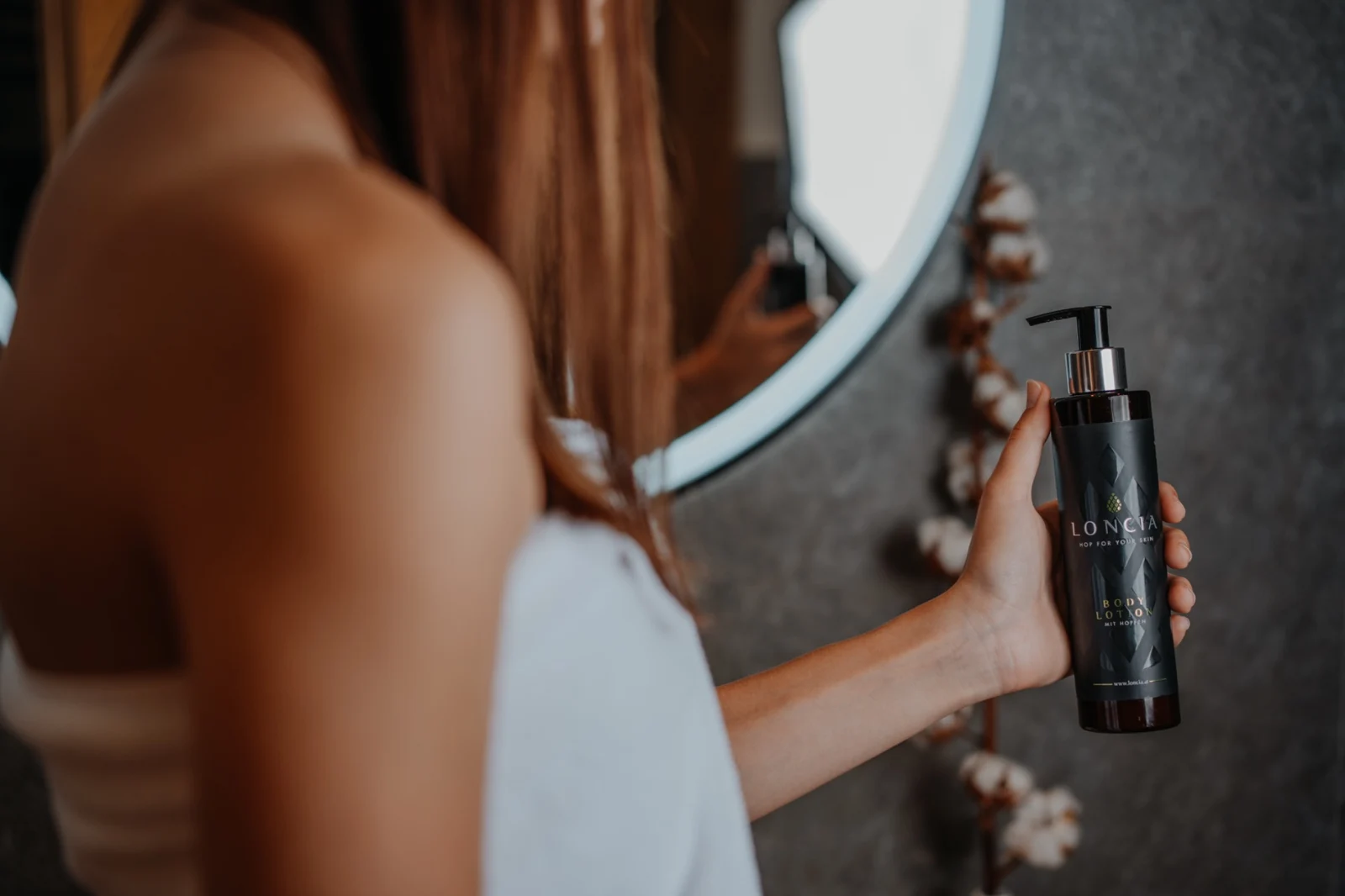 LONCIA Hair & Body bei der Pflegeroutine im Badezimmer
