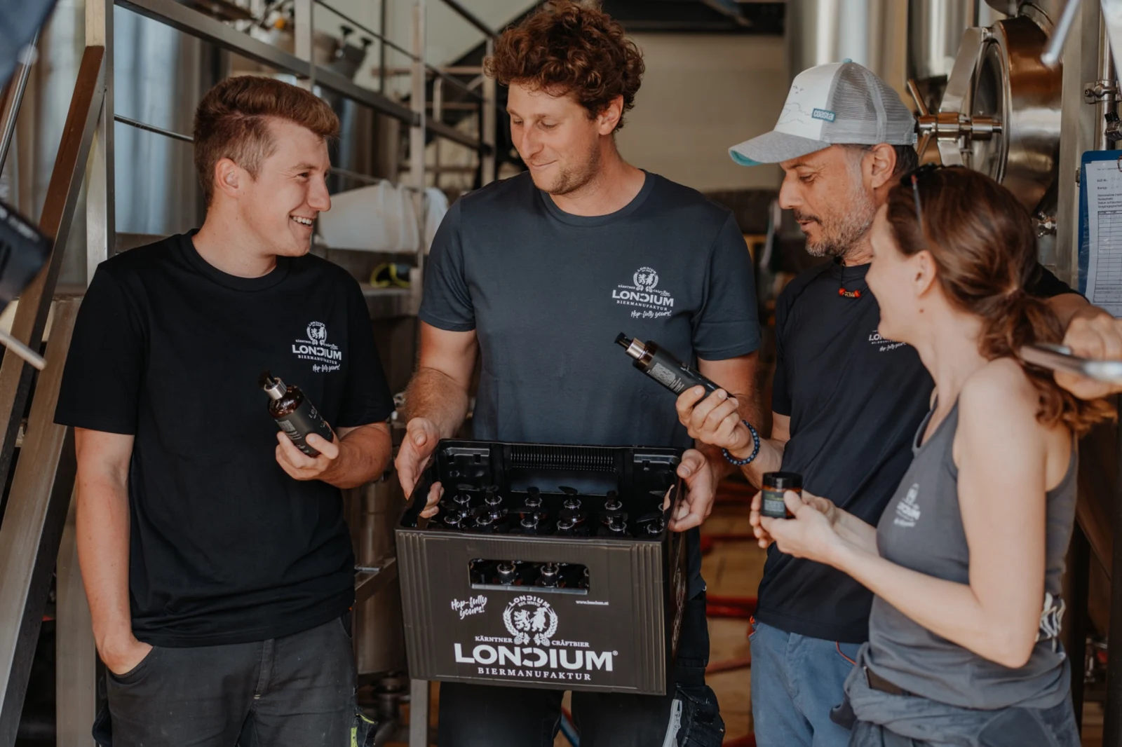 Eine Gruppe in der Biermanufaktur mit LONCIA Pflegeprodukten und LONCIUM Bier
