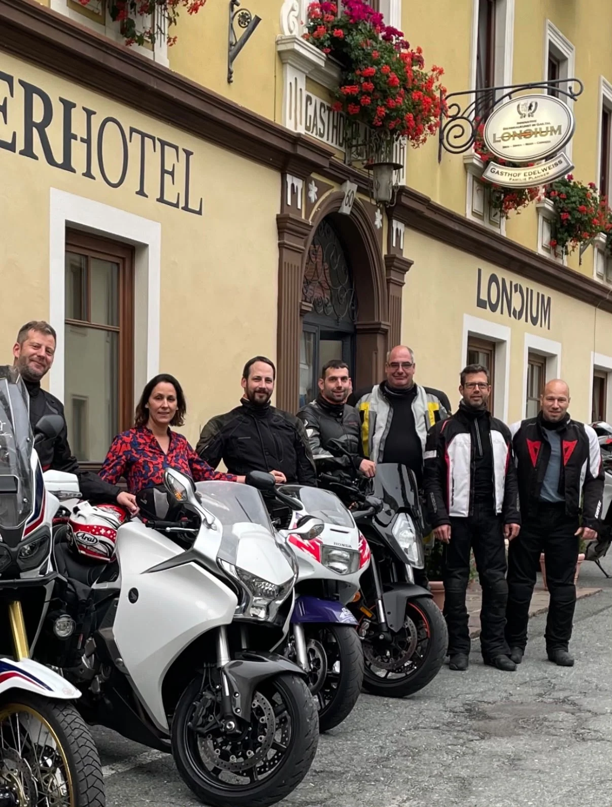 Hosté s motocykly před Bierhotelem LONCIUM