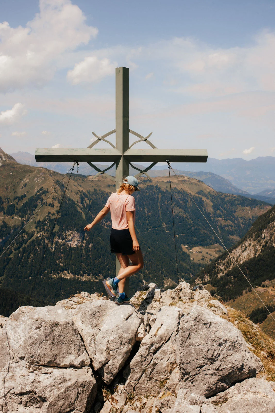 Wanderin am Gipfelkreuz